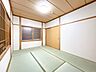 その他：【現況　1階和室　別アングル】別アングルから撮影した1階にある約6畳の和室です。リビングと隣接しているので、ふすまを開ければ親戚やお客様がたくさん来たときにも便利なお部屋です。
