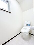 【リフォーム済＿トイレ】新品の温水洗浄便座トイレに交換いたしました。直接お肌に触れる部分なので、新品だと嬉しいですね。便座は温度調整ができるので、寒い冬場でも安心して利用できます。