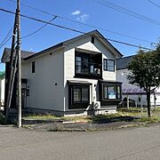 【外観】外壁・屋根は張替え・葺き替えされており、外観もすっきりとした印象です。金属サイディングのシャープな質感が、住まいにモダンな雰囲気をプラスしています。