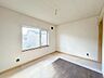 洋室：【リフォーム中＿2階南側洋室約6.5帖】クロス張替、床材上張り、建具交換、照明交換（ダウンライト）、スイッチ・コンセント交換等を予定しております。