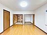 室内：【リフォーム中　2階ウォークインクローゼット】クロスの貼替と建具の建付け調整を行います。