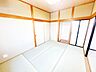 室内：【リフォーム済】2階西側6畳和室別角度です。収納付きです。ふすまは取り外しが可能なので、閉めて個室として使ったり、開放して広々使ったりとアレンジ自在です。
