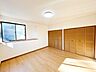 子供部屋：【2階東側8帖洋室　リフォーム済み】フローリングの上張りを行いました。角の部屋で収納もございます。趣味部屋にいかがでしょうか。