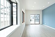 【リフォーム済】リビング16．5帖　おしゃれな出窓や掃き出し窓などがあり、とても明るいリビングです。