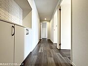 【リフォーム済】玄関を開けると廊下があります。