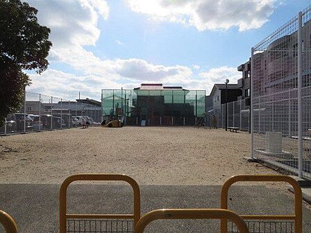 豊田子ども広場(ライオン広場) 東屋や手洗い場があります。高めのフェンスに囲まれているので、ボールも出にくく安心です。 1610m