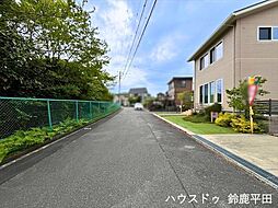 鈴鹿市鈴鹿ハイツ　前面道路含む現地写真