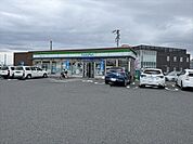 ファミリーマート 鈴鹿神戸三丁目店【スローガンは「Fun＆Fresh」。驚きやワクワク感を与えるべく、商品改革に取り組んでいる。（電子マネー利用可　ＡＴＭあり　ネット通販あり）Vポイントサービスあ…