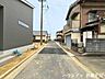 その他：幅員約4mの前面道路です。車がすれ違うには厳しい道幅ですが、車はスピードを抑えて走行するので、お子様にも安全な道幅となっています。（2026年3月22日　撮影）