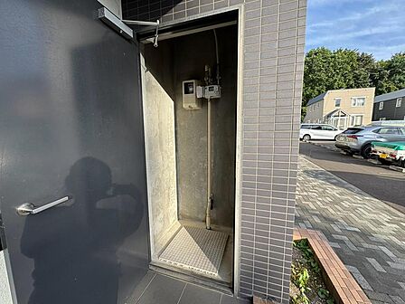 玄関近くに便利な収納スペースを確保。アウトドア用品や季節用品など、室内に持ち込みたくない荷物の保管にも活躍します。住戸内の収納を圧迫せず、荷物をすっきり整理できる、毎日の暮らしに嬉しいスペースです。