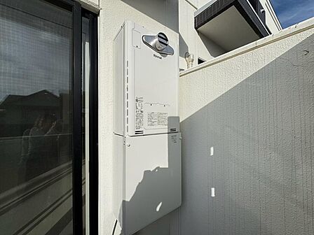 バルコニーには給湯設備を設置。室内空間を圧迫することなく、毎日の暮らしをしっかり支えてくれます。キッチンや浴室などでお湯を使用する生活に欠かせない設備。日々の快適な住環境をサポートしてくれます。