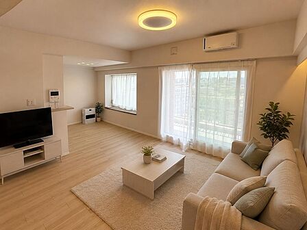 窓から自然光が差し込む明るいリビング。開放感のある住空間が広がります。１０階角部屋南西向き３ＬＤＫで陽当り・通風・眺望良好！（画像は家具を配置したイメージ図です！）