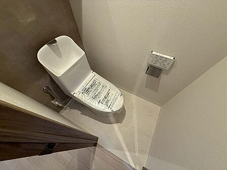 落ち着いて使用できるトイレです。便器まわりのスペースや換気設備、お手入れのしやすさなど、ご案内時に詳しくご説明します。