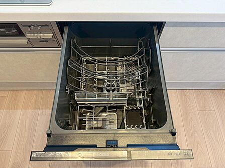 毎日の家事負担を軽減する食器洗乾燥機付き。食後の片付け時間を短縮でき、手洗いに比べて節水も期待できます。家族の時間を大切にしたい方にうれしい設備です。