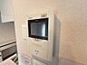 設備：テレビモニター付きインターホンを備えています。室内から来訪者の顔を確認してから対応できるため、防犯面が気になる方やお子様のいるご家庭にも安心です。