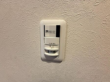 人の動きを感知して自動で点灯・消灯する人感センサー付き。夜間の玄関や廊下でもスイッチ操作が不要で、消し忘れ防止や節電にも役立ちます。