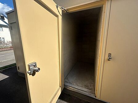季節用品やアウトドア用品の保管に活用できるトランクルーム。室内に置きづらい荷物をまとめれば、居住空間をすっきり使えます。屋外から出し入れできるため、持ち運びにも便利。暮らしの収納を補ってくれる場所です