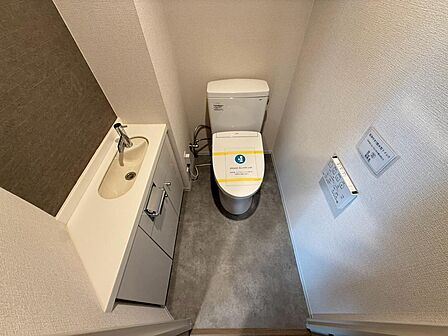 こちらは清潔感のあるトイレ空間です。室内の広さや設備、収納の有無など、毎日使用する場所としての使いやすさをご確認ください。