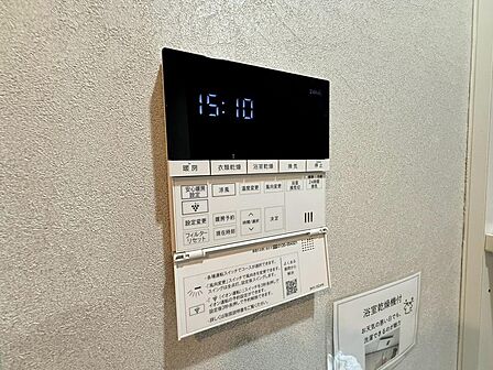 雨や雪の日、夜間の洗濯にも便利な浴室乾燥機付き。洗濯物を室内で乾かせるほか、入浴後の湿気対策や浴室内のカビ抑制にも役立つ設備です。