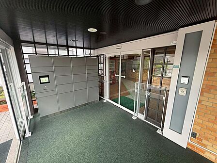 上品で落ち着いたデザインのエントランスが、建物全体に良質な印象を与えます。