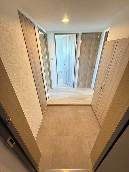 広々とした清潔感のある玄関スペース！明るい空間が住まう人やゲストを気持ちよく出迎えます。毎日使う場所だからこそ暮らしやすさにこだわった空間です。