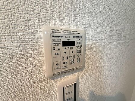 雨や雪の日、夜間の洗濯にも便利な浴室乾燥機付き。洗濯物を室内で乾かせるほか、入浴後の湿気対策や浴室内のカビ抑制にも役立つ設備です。