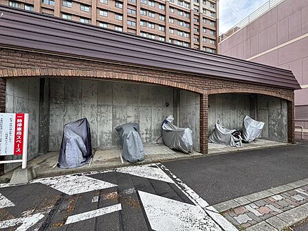 屋根付きのバイク置場を備えており、雨や雪から大切な愛車を守りやすい環境です。ゆとりあるスペースで出し入れもしやすく、バイクを日常的に利用される方にも嬉しい設備。現地でぜひ使い勝手をご確認くださいね!