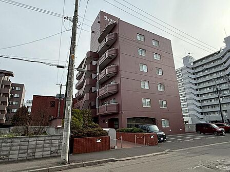市電「行啓通」駅徒歩9分、地下鉄「幌平橋」駅徒歩17分のダブルアクセス!