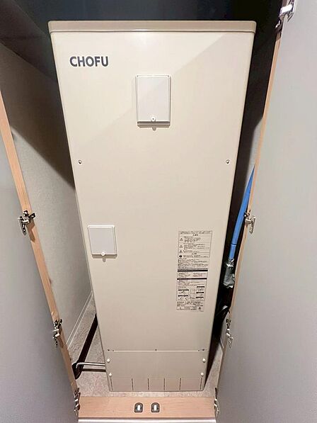 こちらは電気温水器を採用しています。火を使わずにお湯を沸かせるため、毎日の炊事や入浴を快適に支えてくれます。料金プランによっては、夜間電力を活用して光熱費を抑えやすい点も魅力です。