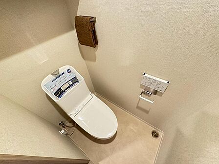 すっきりとした清潔感のあるトイレ空間。温水洗浄便座を備え、毎日快適にお使いいただけます。落ち着いた色合いの内装で、シンプルながら心地よい雰囲気に。お手入れもしやすく、いつでも清潔に保ちやすい仕様です。