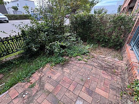 専用庭付きで、マンションに住みながら戸建て感覚の暮らしを楽しめる住まい。緑を身近に感じられ、ガーデニングなど使い方も広がります。リビングの外にプライベートな屋外空間がある、1階住戸ならではの魅力です。