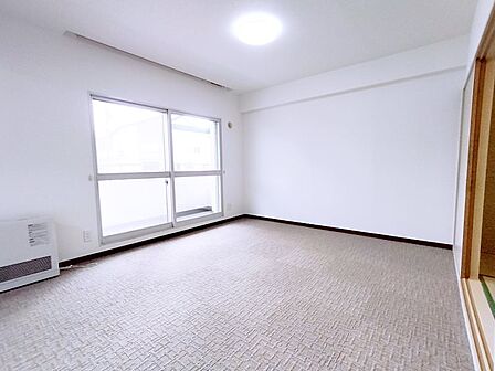 【リフォーム済】16．7帖のリビングは、和室と繋がっているので、扉をとり広々使えることができます
