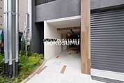 一人暮らしも安心。街灯が明るく、暮らしやすさが息づくエリア。