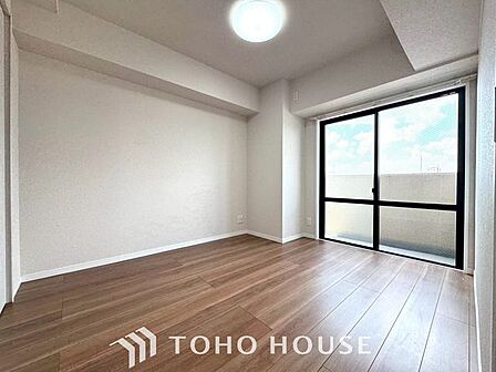 【子供の成長に合わせて】お子様の成長と共に「住まい方」も変化していきます。居室にはクローゼットを完備し、自由度の高い家具の配置が叶うシンプルな空間です。