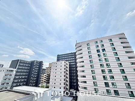 【四季を感じながら】手を伸ばせば触れることが出来そうな風景が、そのままインテリアになったような印象です。その豊かな眺望にふさわしい空間は、通風・採光も優れ、心地よい光と風が溢れます。