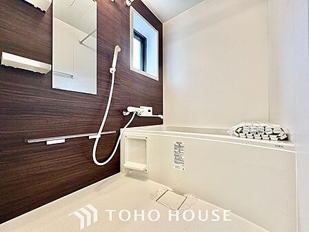 【癒しのバスタイム】一日の疲れを癒すための浴室はゆとりあるサイズを採用。保温機能付き、汚れをはじく有機ガラス系の新素材を採用した浴室。美しく機能的な設備を採用しています。