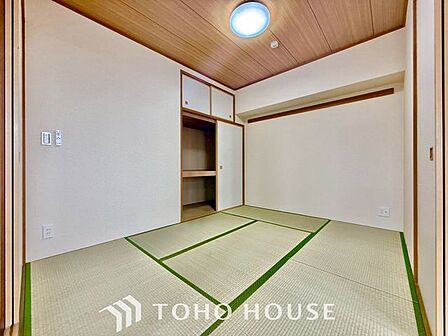 【古き良き日本文化】和室があることで落ち着きと癒しの空間が生まれます。来客時の客室としても利用できますし、お子様のプレイルームやお昼寝に最適なお部屋です。