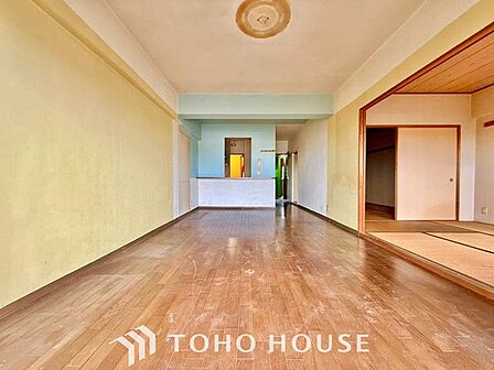 【楽しい我が家が一番】明るく開放的な空間が広がるリビングダイニング。室内には豊かな陽光が注ぎ込み、爽やかな住空間を演出。ホームパーティーでもゲストと一緒に料理を楽しみながら楽しい時間を過ごせそう。