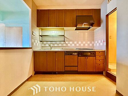 【おいしいゴハンを】『美しく&使いやすい』。奥様想いのキッチン空間。優しい温もりを醸し出すキッチンは料理の為の配慮を散りばめられた仕様です。