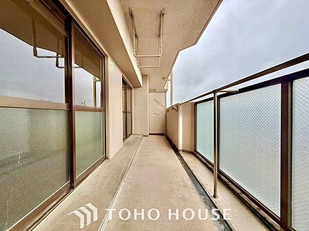 【やわらかい街の風】頬をなでる優しい風を感じることが出来るバルコニー。つい深呼吸をしたくなる気持ちの良い眺望はこのお部屋の自慢です。洗濯物を干すスペースとしても十分な広さがあります。