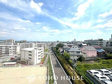 【四季を感じながら】手を伸ばせば触れることが出来そうな風景が、そのままインテリアになったような印象です。その豊かな眺望にふさわしい空間は、通風・採光も優れ、心地よい光と風が溢れます。