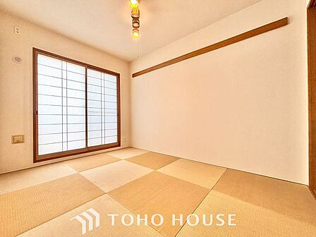 【古き良き日本文化】和室があることで落ち着きと癒しの空間が生まれます。来客時の客室としても利用できますし、お子様のプレイルームやお昼寝に最適なお部屋です。