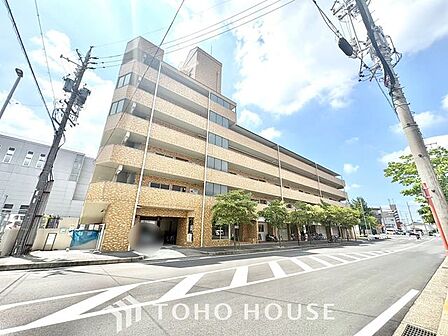 帰宅途中にショッピングやカフェを楽しんだり、利便性の良いこの地の生活は人々を魅了します。心行くままに季節の流れを感じ、ゆったりとした一時を。時間の流れを取戻し、休日はスローライフを。