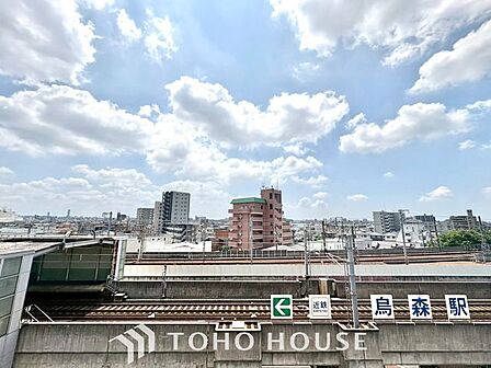 【四季を感じながら】手を伸ばせば触れることが出来そうな風景が、そのままインテリアになったような印象です。その豊かな眺望にふさわしい空間は、通風・採光も優れ、心地よい光と風が溢れます。