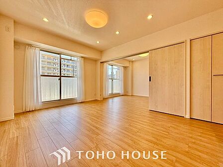 【快適な住空間】家族の暮らしに思いを馳せて、日常のワンシーンを表現したリビングダイニング。「ホワイトナチュラル」のテイストが、自然体で過ごせる心地良さを生み出しています。
