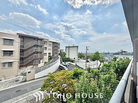 【四季を感じながら】手を伸ばせば触れることが出来そうな風景が、そのままインテリアになったような印象です。その豊かな眺望にふさわしい空間は、通風・採光も優れ、心地よい光と風が溢れます。