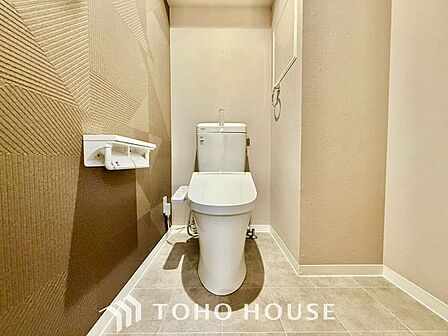 【ピカピカ♪新品】トイレ関係の設備も一新されています。もちろん温水洗浄機能付き便座です。気になる水周り関係が新しくなっていると、気持ちよく新生活が始められますね。