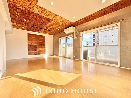 【楽しい我が家が一番】明るく開放的な空間が広がるリビングダイニング。室内には豊かな陽光が注ぎ込み、爽やかな住空間を演出。ホームパーティーでもゲストと一緒に料理を楽しみながら楽しい時間を過ごせそう。