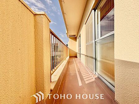 【やわらかい街の風】頬をなでる優しい風を感じることが出来るバルコニー。つい深呼吸をしたくなる気持ちの良い眺望はこのお部屋の自慢です。洗濯物を干すスペースとしても十分な広さがあります。