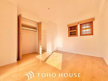 【それぞれのお部屋】各居室にはクローゼットを完備し、家具の配置にも困らない設計がされています。採光と通風のバランスがほどよく絶妙です。